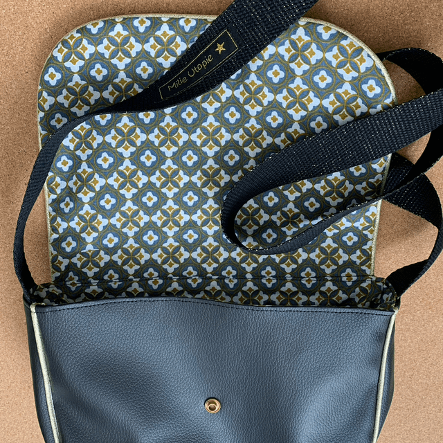 Sac à main en similicuir noir 