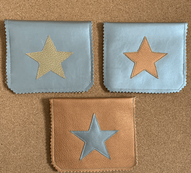 Porte cartes en similicuir.